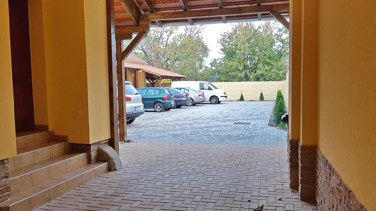 Toscana Apartman Gyula Exterior photo