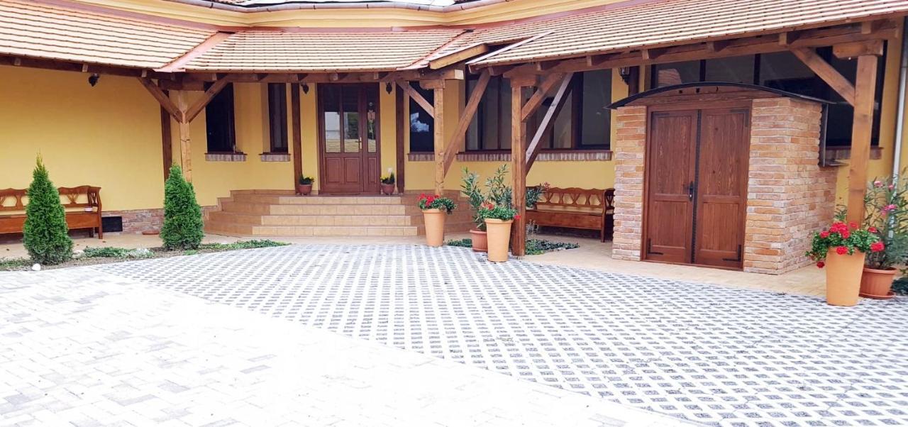 Toscana Apartman Gyula Exterior photo